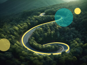 Eine kurvige Straße führt durch bewaldete Berge nach unten. Ein gelber animierter Pfeil, der der Straße folgt, symbolisiert den Kunden auf seiner Customer Journey.